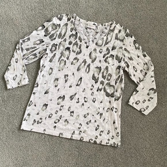 ♥ Weekends by Chico's Animal Print Shirt in Silver and Gray ZERO or Missy 4/S - Picture 1 of 4